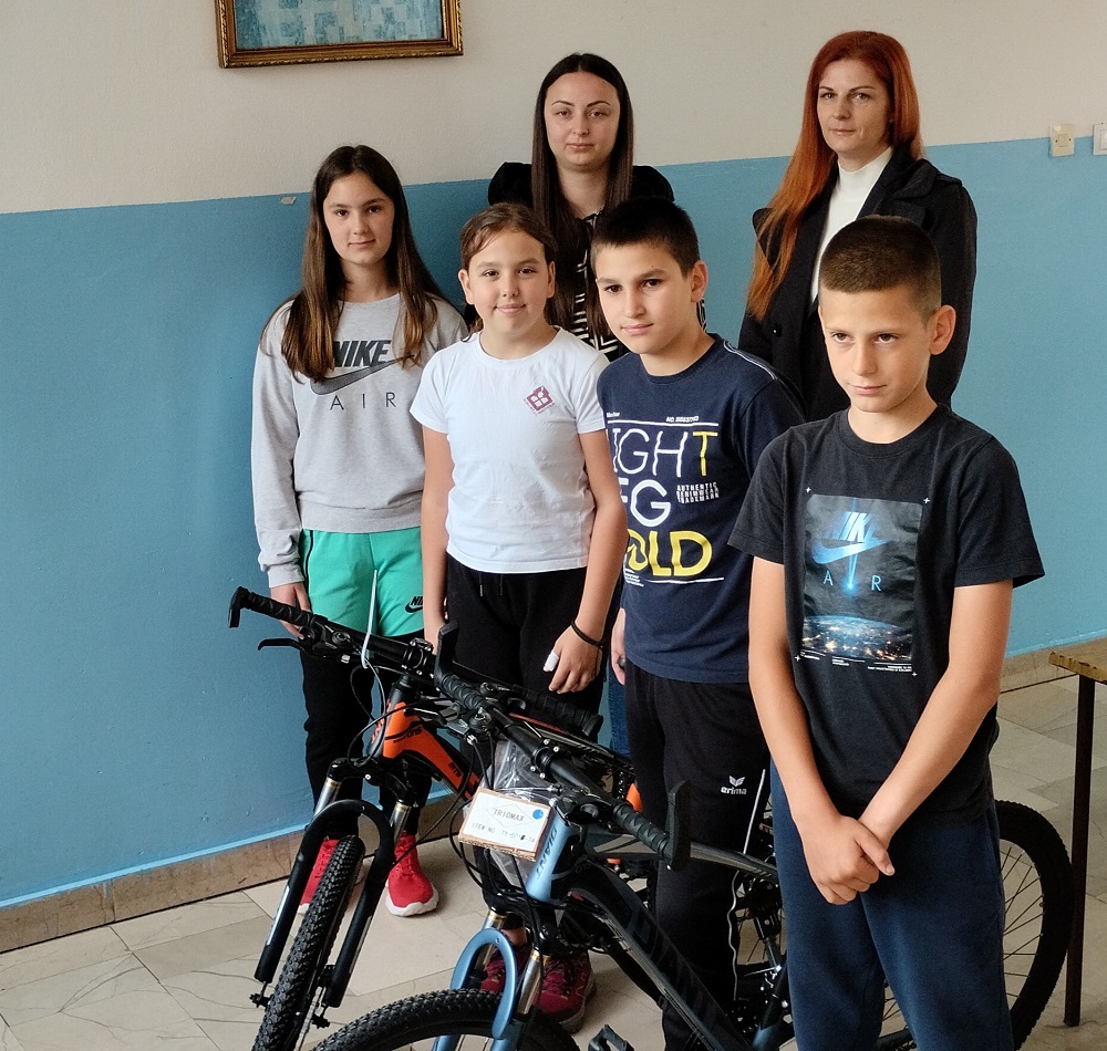 AМД „Милићи“ поклонило два бицикла милићкој школи „Алекса Јакшић“